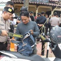 Petugas jaga dilengkapi metal detector memeriksa tas bawaan pengunjung. (dadan)