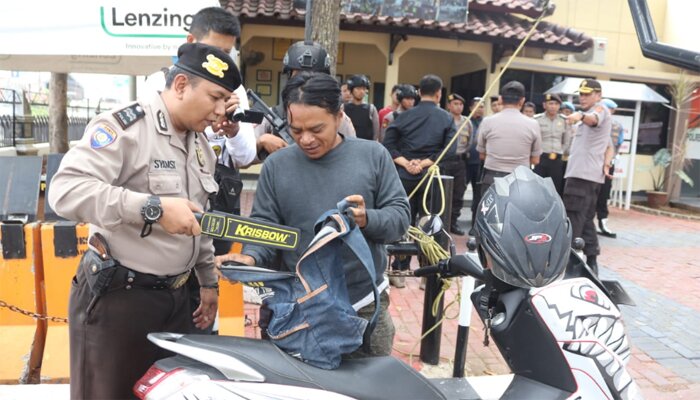 Petugas jaga dilengkapi metal detector memeriksa tas bawaan pengunjung. (dadan)