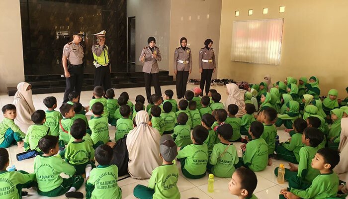 Satlantas Polres Metro Depok unit Kamsel saat melakukan penyuluhan dalam kegiatan Polisi Sahabat Anak. (angga)