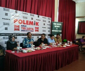 Politisi PKS Nasir Djamil (kedua dari kiri) dan politisi PPP, Ade Irfan Pulungan (kedua dari kanan) dalam sebuah diskusi politik. (ikbal)