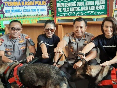 Polres Jakpus terima bantuan dua ekor anjing herder dari pecinta hewan buat pengamanan. (silaen)