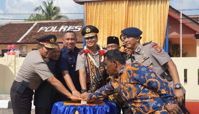 Penekanan sirine secara bersama sama tanda peresmian Polres Tulangbawang Barat.(koesma)