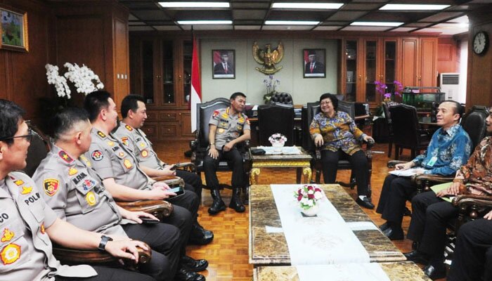 Menteri LHK Siti Nurbaya Bakar saat menerima Kapolri Jenderal Pol Idham Aziz dan jajaran. (ist)
