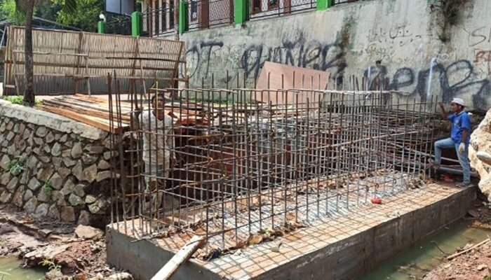 Jembatan bambu tengah diperbaiki Pemkot Tangsel. (anton)