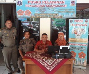 ASN Kecamatan Tamansari, Jakbar bertugas di posko layanan pengaduan di kecamatan setiap hari kerja dan Sabtu sesuai Ingub No 94 Tahun 2019 tentang layanan penerimaan pengaduan masyarakat. (Rachmi)