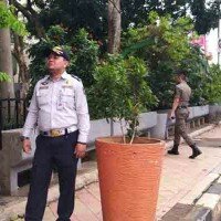 Wakil Wali Kota Depok Pradi Supriatna saat mengecek dan melihat langsung kondisi trotoar dan separator Jl. Raya Margonda yang perlu ditata ulang. (anton)