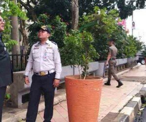 Wakil Wali Kota Depok Pradi Supriatna saat mengecek dan melihat langsung kondisi trotoar dan separator Jl. Raya Margonda yang perlu ditata ulang. (anton)