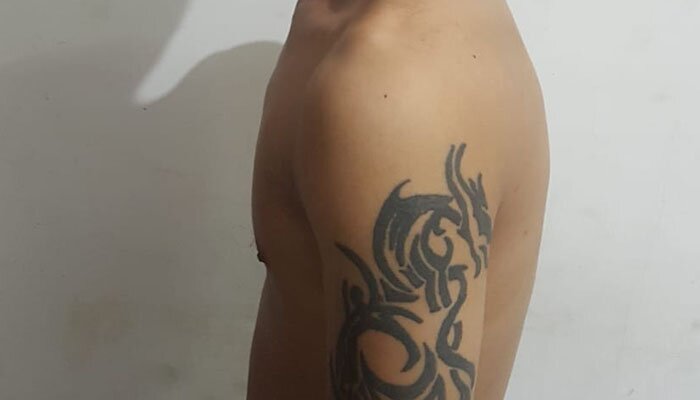 Pria bertato pelaku aniaya ditangkap polisi. (silaen)