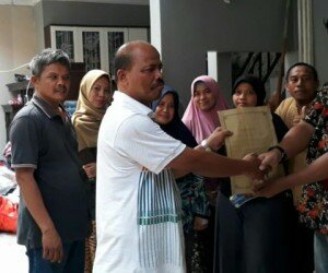 Manajemen provider tower seluler Iqbal saat menyerahkan bantuan dana perbaikan ke salah satu dari lima warga yang rumahnya rusak tertimpa tiang tower tersebut. (anton)