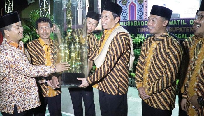 Camat Widasari sebagai Juara MTQ tahun 2018 menyerahkan Piala Bergilir kepada Plt. Bupati H.Taufik Hidayat (ke-4 dari kiri) untuk diperebutkan. (taryani)