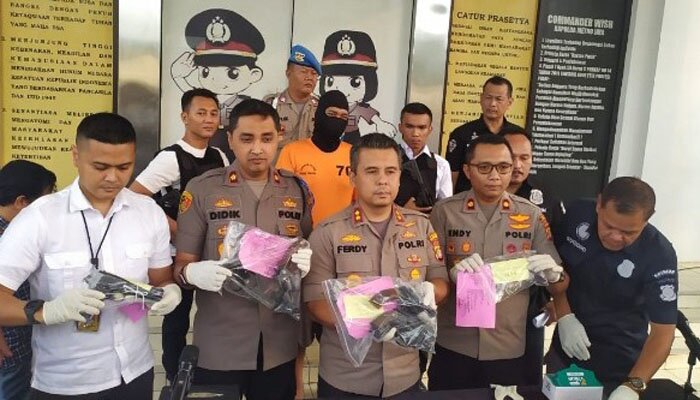 Kapolres Tangsel AKBP Ferdy Irawan didampingi Wakapolres Kompol Didik Putra Kuncoro dan Kapolsek Ciputat Kompol M. Edy Mahadika saat gelar perkara senjata rakitan. (anton)