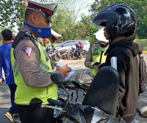 Polisi Lantas Polrestro Bekasi saat melakukan Operasi Zebra Jaya 2019.(lina)