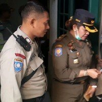 Petugas Satpol PP melakukan pembinaan terhadap penghuni kos-kosan di Koja, Jakarta Utara. (deny)