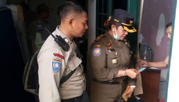 Petugas Satpol PP melakukan pembinaan terhadap penghuni kos-kosan di Koja, Jakarta Utara. (deny)