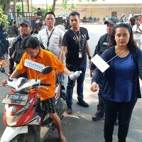 Rekontruksi tersangka kasus penyiram air keras.