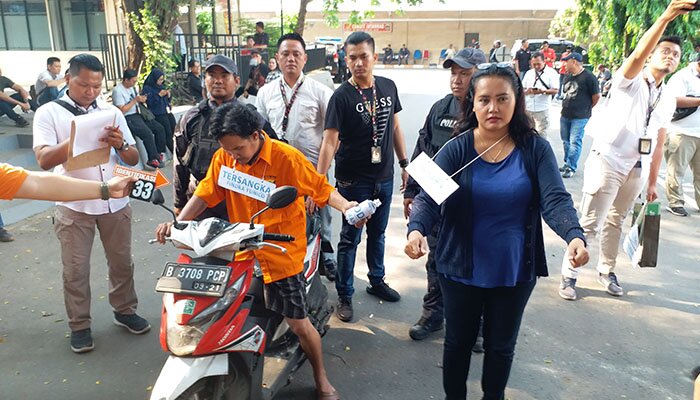 Rekontruksi tersangka kasus penyiram air keras.