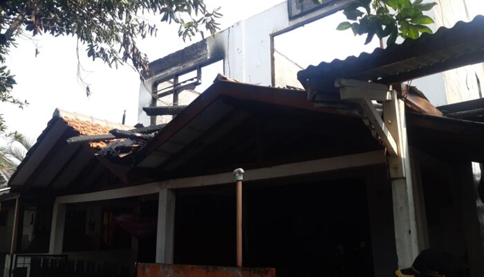 Rumah terbakar di Jalan Kencana II No. 65 RT 07/13 Kelurahan Cilandak Barat, Kecamatan Cilandak, Jakarta Selatan. (adji)