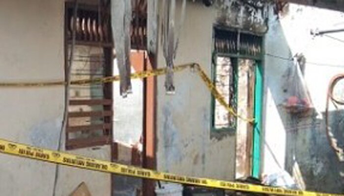 Kondisi kontrakan yang terbakar menewaskan seorang bocah autis di Gang Sayur RT 14/04, Setu. (anton)