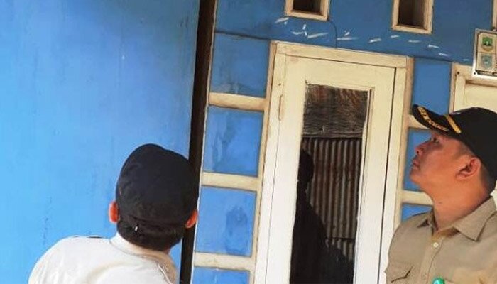 Kasie Tanggap darurat BPBD Tangsel Ade Wahyudi didampingi staf saat melihat langsung keretakan rumah akibat pergeseeran tanah di RW 03, Kel. Keranggan, Setu. (anton)