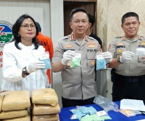 Kapolres Jakarta Selatan Kombes Bastoni Purnama didampingi Kapolsek Setiabudi AKBP Tumpak Simangungsong. menunjukkan barang bukti sabu dan ekstaasi yang diamankan.(adji)