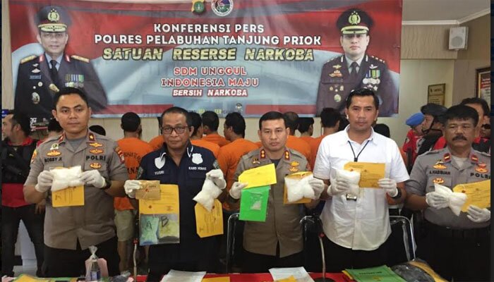 Polisi menunjukkan barang bukti sabu 2 kg yang dibaa warga Aceh.