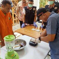 Unit 4 Subdit 1 Ditresnarkoba Polda Metro Jaya memusnahkan 37 Kg shabu .