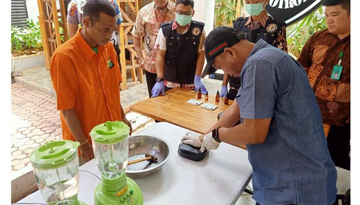 Unit 4 Subdit 1 Ditresnarkoba Polda Metro Jaya memusnahkan 37 Kg shabu .