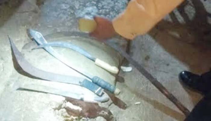 Polisi sita sejumlah senjata tajam yang diduga akan digunakan untuk tawuran.(angga)