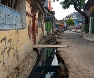 Warga RT 03 RW 03 Kelurahan Semanan, Kecamatan Kalideres mengeluhkan proyek pembangunan saluran terbengkalai di wilayahnya yang dilakukan pemborong Sudis SDA Jakbar. (Rachmi)