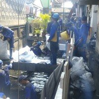 Saluran air penghubung di RW 03, Kelurahan Lagoa, dikuras warga dan petugas . (deny)