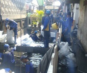 Saluran air penghubung di RW 03, Kelurahan Lagoa, dikuras warga dan petugas . (deny)