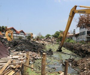 Sebuah alat berat mulai mengeruk saluran air di Jalan Agung Perkasa VII, Tanjung Priok. (deny)