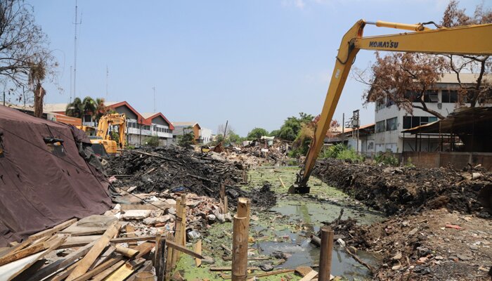 Sebuah alat berat mulai mengeruk saluran air di Jalan Agung Perkasa VII, Tanjung Priok. (deny)