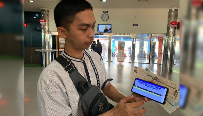 Pemilik kendaraan tengah menunjukkan aplikasi Samolnas untuk membayar pajak kendaraannya.(ist)