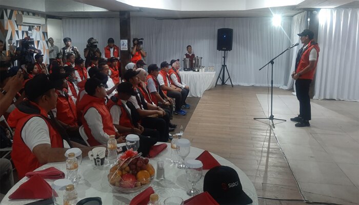 Politisi Sandiaga Uno di depan relawan saat meluncurkan relawan Siaga.