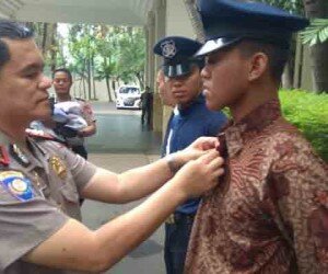 Kasubdit Binsatpam/Polsus Polda Metro Jaya AKBP Doni Satria Sembiring mencopot seragam satpam karena tidak sesuai peraturan.