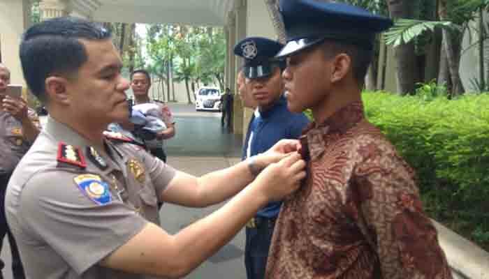 Kasubdit Binsatpam/Polsus Polda Metro Jaya AKBP Doni Satria Sembiring mencopot seragam satpam karena tidak sesuai peraturan.