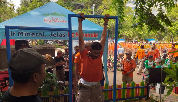 Satpol PP Jakarta Utara mengikuti latihan pembinaan fisik, salah satunya dengan cara Full Up. (deny)