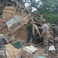 Sejumlah petugas Satpol PP Kota Depok dan Kec. Sawangan saat menertibkan lapak dan bangunan semi permanen di lahan yang diperuntukan untuk pasar tradisional Sawangan. (anton)