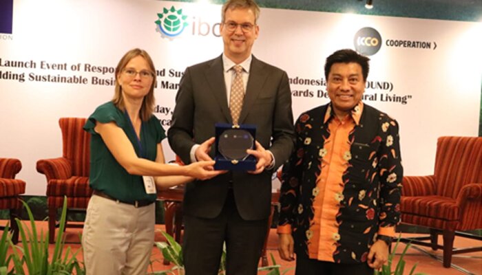 Lenneke Braam, ICCO Representatif (kiri), H.E Vincent Piket, Duta Besar Uni Eropa (tengah), dan Sihol Aritonang Chairman IBCSD. (Ist)