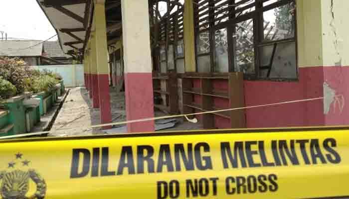 Kondisi ruang kelas yang ambruk di SDN Malang Nengah II, Desa Malang Nengah, Pangedagan dipasang garis polisi. (anton)
