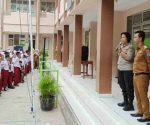 Kanit Binmas Polsek Pamulang AKP Tio Rina Sinaga didampingi Kepala SDN Bambu Apus 02, Pamulang, Ube Jubaedah saat memberikan penyuluhan dan sosialisasi ke murid SDN Bambu Paus 02 Pamulang. (anton)