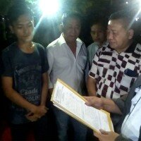 Sejumlah petugas saat melakukan penyegelan griya Pijat Vins. (wandi)