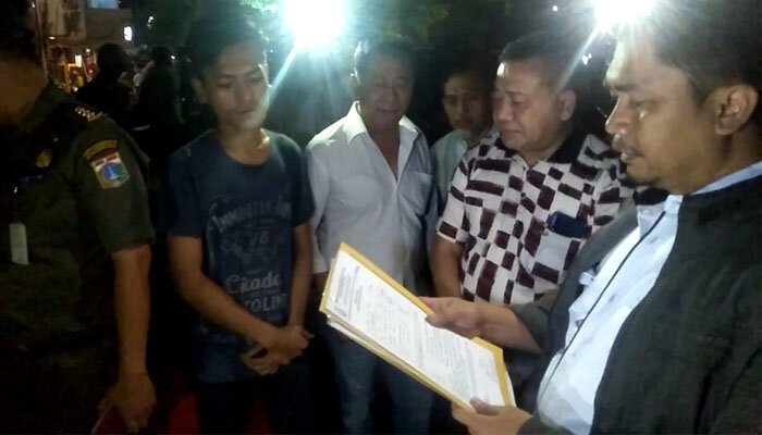 Sejumlah petugas saat melakukan penyegelan griya Pijat Vins. (wandi)