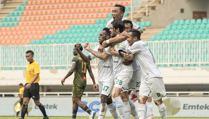Pemain Persebaya melakukan selebrasi usai mencetak gol ke gawang Tira Persikabo. (Persebaya)