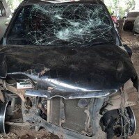 Mobil polisi ringsek diamuk massa.(adji)