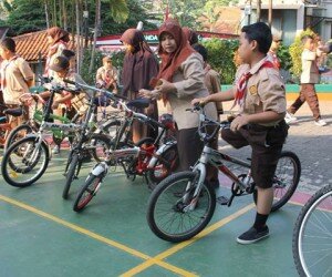 Para siswa sedang menikmati sepeda barunya usai diberikan hadiah. (wandi)