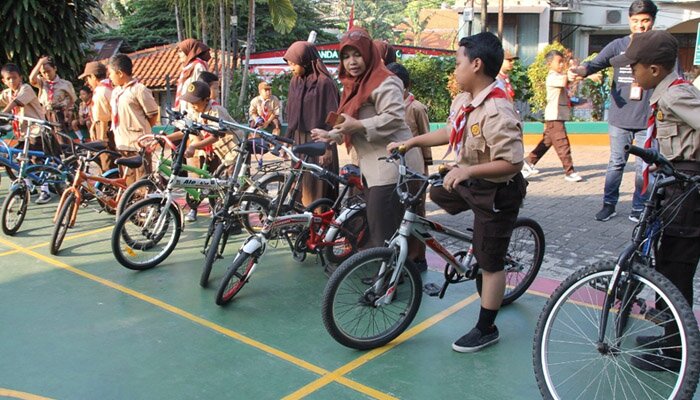 Para siswa sedang menikmati sepeda barunya usai diberikan hadiah. (wandi)