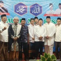 Ketua DPRD Kota Serang, Budi Rustandi, dan Wakil Walikota Subadri saat menghadiri Maulid Nabi di Pegantungan Royal, Kecamatan Serang.