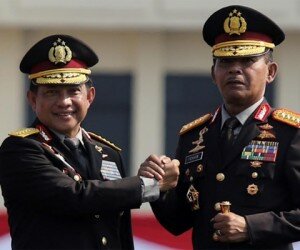 Jenderal Polisi Tito Karnavian menyerahkan tongkat komando Kepala Kepolisian Negara Republik Indonesia (kapolri) kepada Jenderal Pol Drs Idham Azis M.sI. (rihadin)